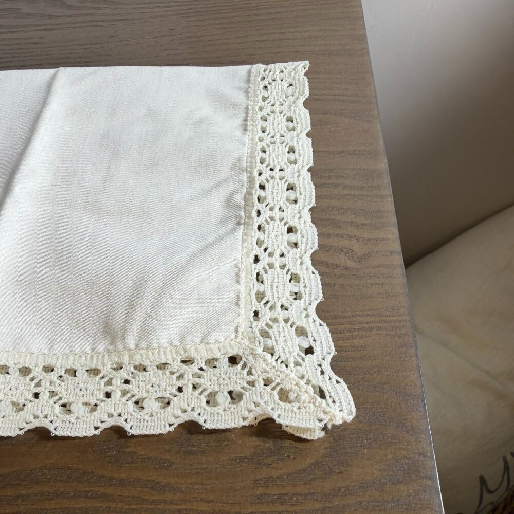 Vintage Ivory Linen Napkins Set of 4 | Crochet Lace Trim Cottagecore Table - Picture 3 of 7